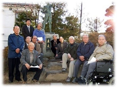 当時のご学友の皆さんと教頭（平成１９年１２月７日　最後のお身ぬぐいの場にて撮影）